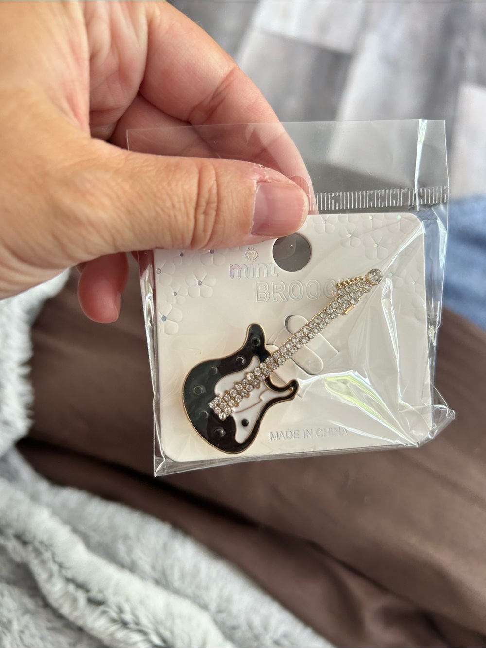 🔥$2 Mini Guitar Brooch Pin - Black and Gold with Rhinestones